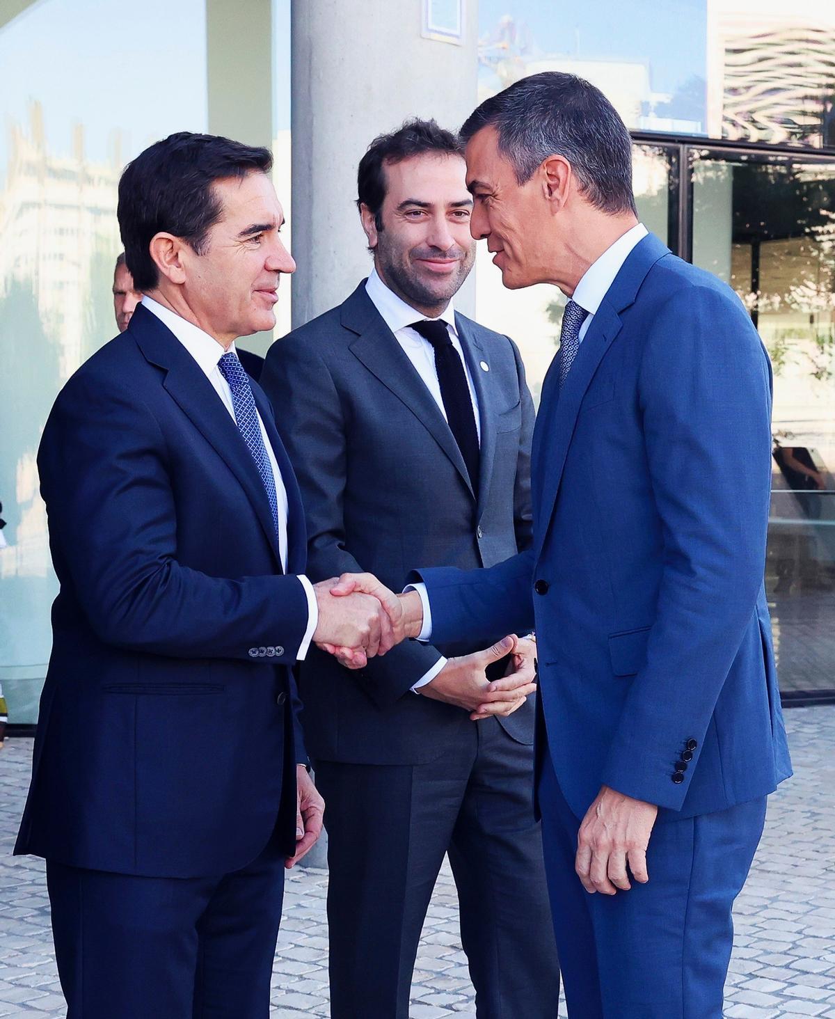 El presidente de BBVA, Carlos Torres, y el presidente del Gobierno, Pedro Sánchez, en La Vela, sede de BBVA en Madrid.