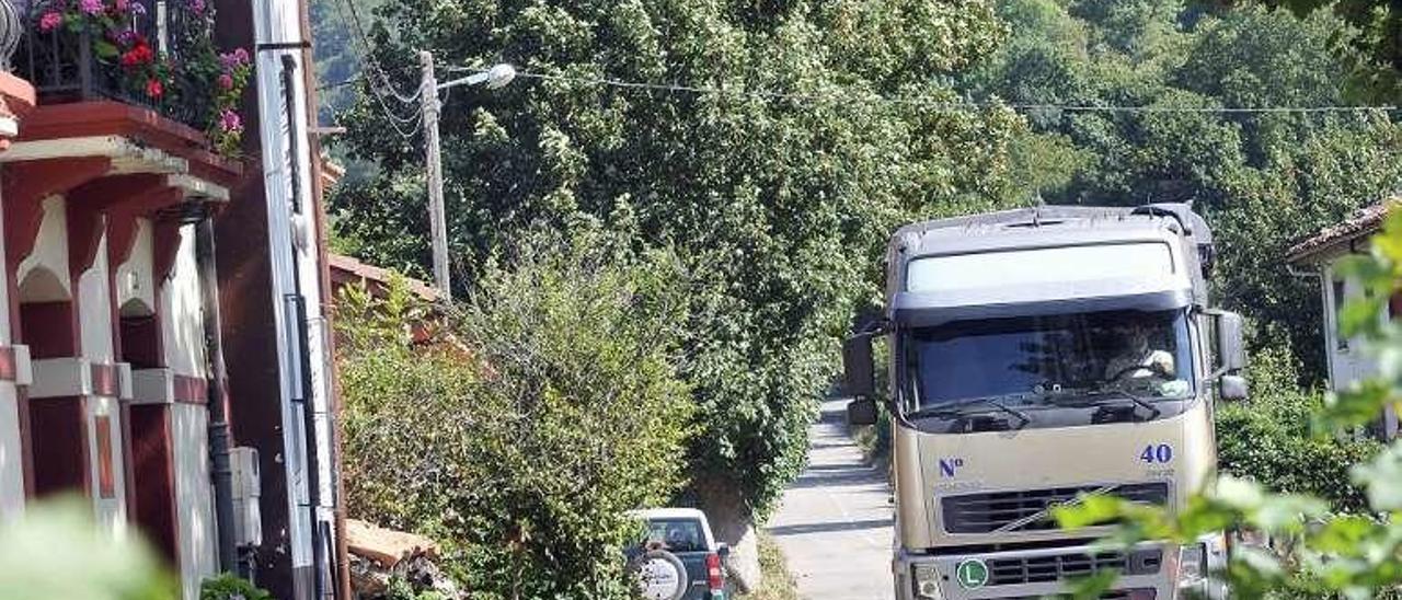 Un camión de gran tonelaje, por el pueblo de Bezanes.