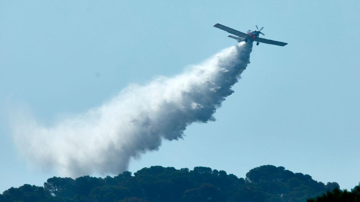 Tareas de extinción en el incendio forestal del macizo de Montgrí, en Girona, en julio del 2021