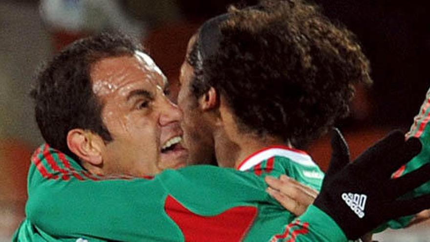 Los jugadores mexicanos celebran un gol.