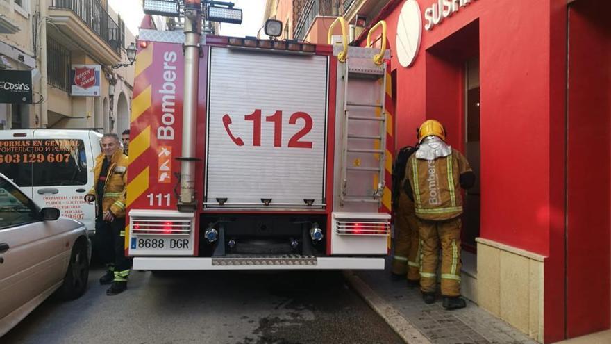 Confinan a dos chicas en una vivienda mientras sofocan un incendio en Dénia