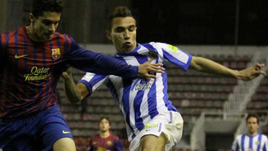 Gilvan pelea por el balón con el defensa del Barcelona B Marc Bartra en el partido del viernes.