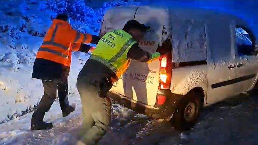 Una intensa nevada atrapa a seis vehículos en Vilardevós, entre ellos un microbús de transporte escolar