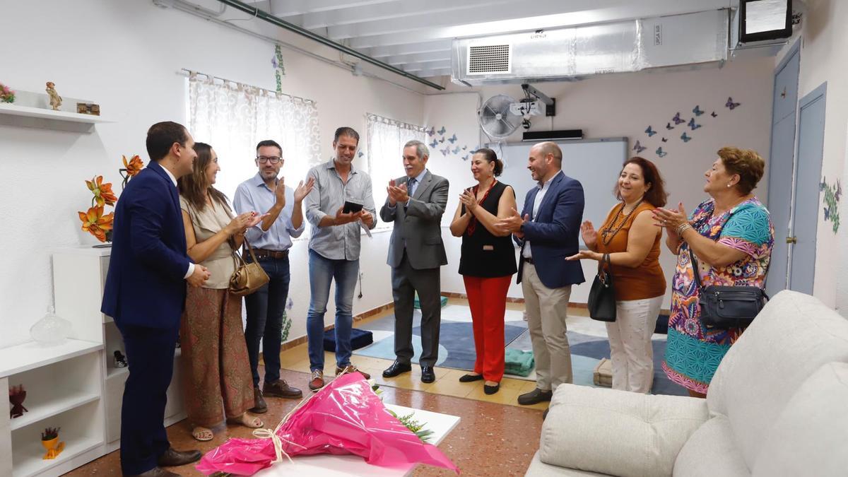 Autoridades educativas, de las cofradías y municipales, en el interior de la casa piloto de aprendizaje para alumnos con autismo del colegio Concepción Arenal.