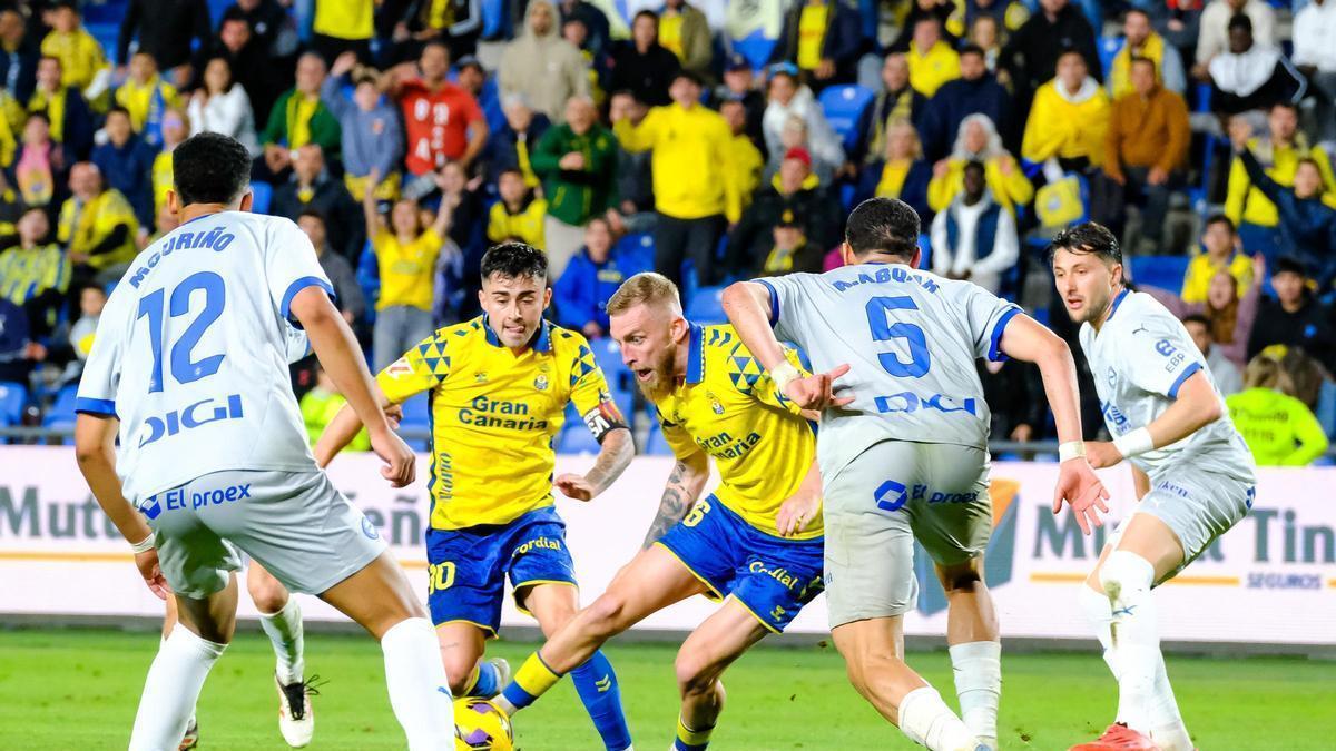 McBurnie intenta rematar frente al Alavés en el Estadio de Gran Canaria