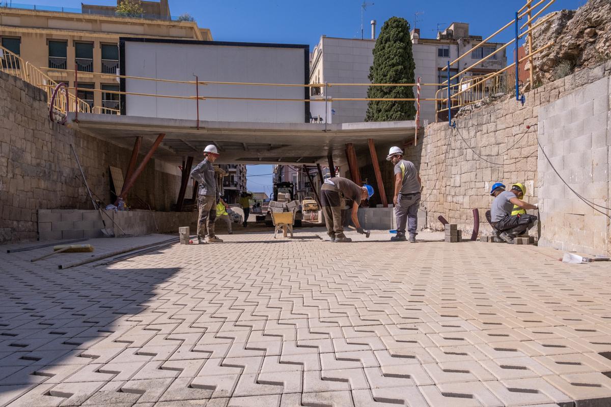 Urbanización en marcha de la calle Soler de Tarragona, dentro del entorno del yacimiento romano del Foro de la Colonia.