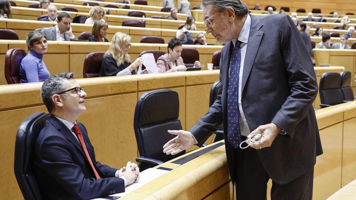El ministro de Presidencia, Félix Bolaños, junto al senador de Junts Josep Lluis Cleries este martes en el Senado