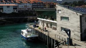 La fachada acristalada de El Bálamu sobre la lonja de Llanes, en Asturias.