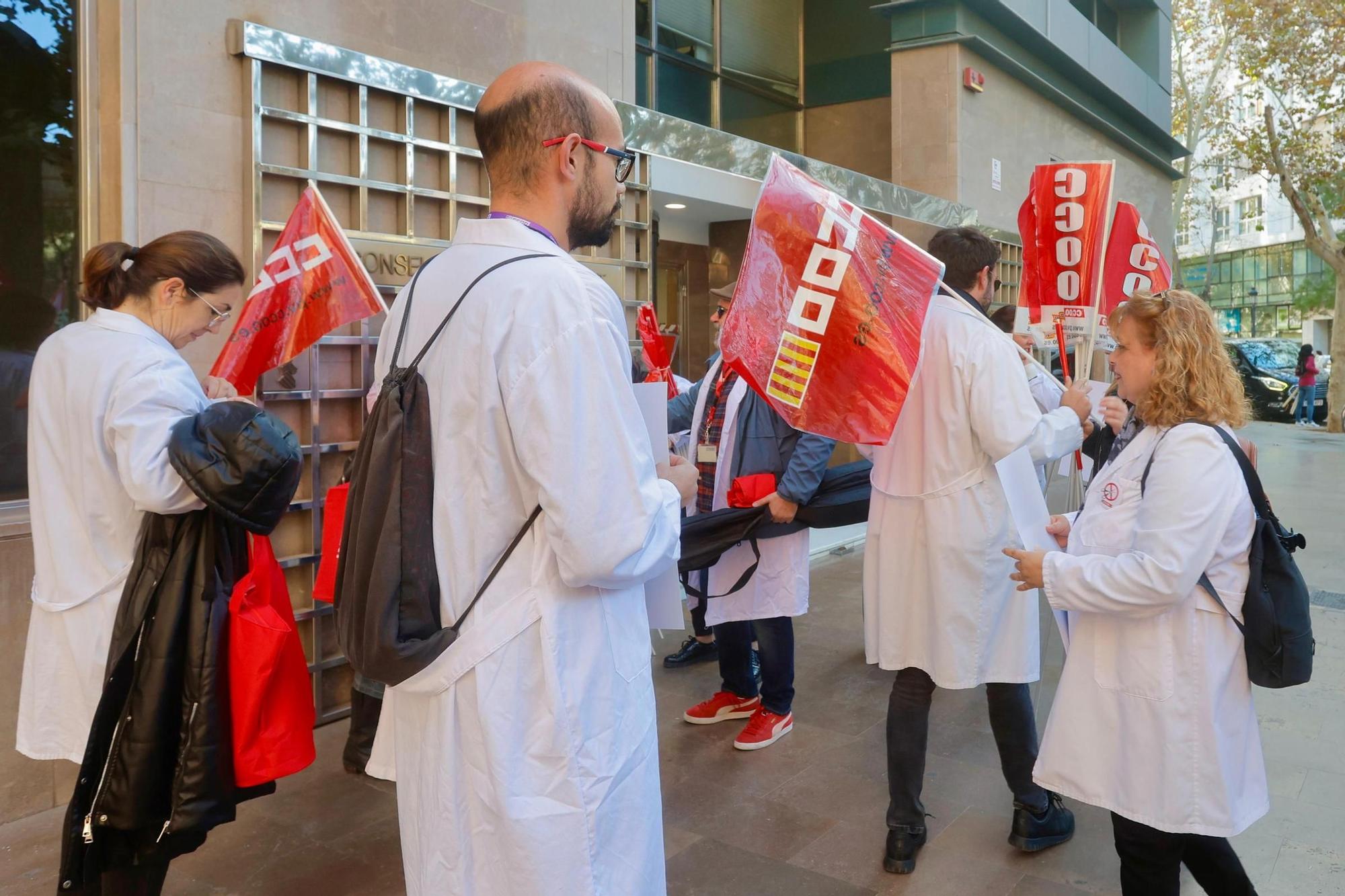 Protesta de los sanitarios valencianos frente a la conselleria