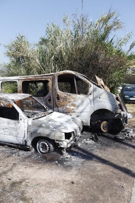 Cremen de matinada dos cotxes i una furgoneta a Girona