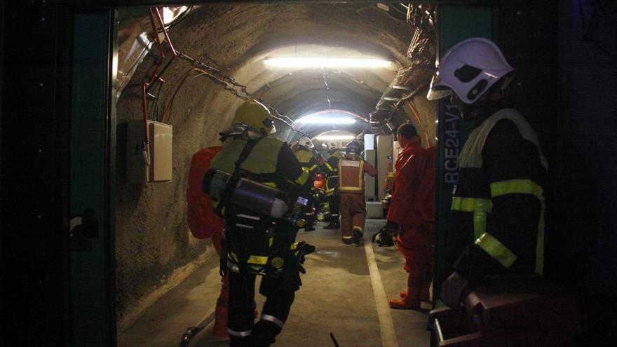 Un exercici de simulacre dels Bombers al túnel del Pertús