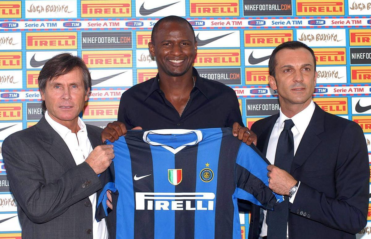 ROM19A. MILAN (ITALIA), 02/08/06.- El centrocampista francés Patrick Vieira (c) posa con la camiseta del Inter de Milán junto al director técnico del club Marco Branca (d) y al asesor deportivo Lele Oriali durante su presentación, en Milán, Italia, hoy miércoles 2 de agosto. El Juventus de Turín ha traspasado al jugador galo al Inter por un total de nueve millones y medio de euros, menos de la mitad de lo que pagaron por él a su anterior club, el Arsenal, la campaña pasada. Vieira es el último jugador que ha abandonado el Juventus después de que este club turinés fuera descendido a la serie B por fraude deportivo. EFE/Emmevi