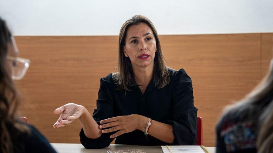 Maite Corujo, concejala de Bienestar Social del Ayuntamiento de Arrecife, en una reunión.