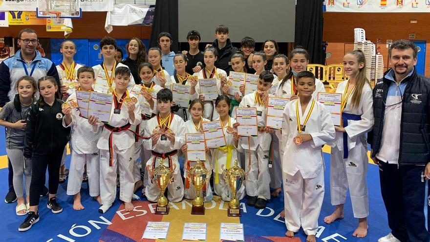 Los integrantes del Club Taekwondo Sada, con sus medallas en el Campeonato de España.