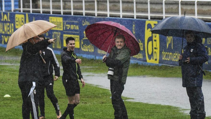 La suspensión del partido entre el Juventud Cambados y el Compostela evidencia la falta de iluminación en el estadio de Burgáns