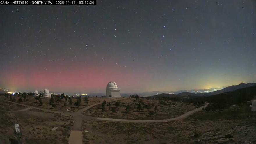Una aurora boreal tiñe de rojo el cielo de Calar Alto, en Almería, tras la tormenta solar