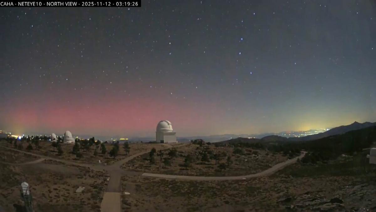 Una aurora boreal tiñe de rojo el cielo de Calar Alto, en Almería, tras la tormenta solar