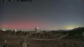 Una aurora boreal tiñe de rojo el cielo de Calar Alto, en Almería, tras la tormenta solar