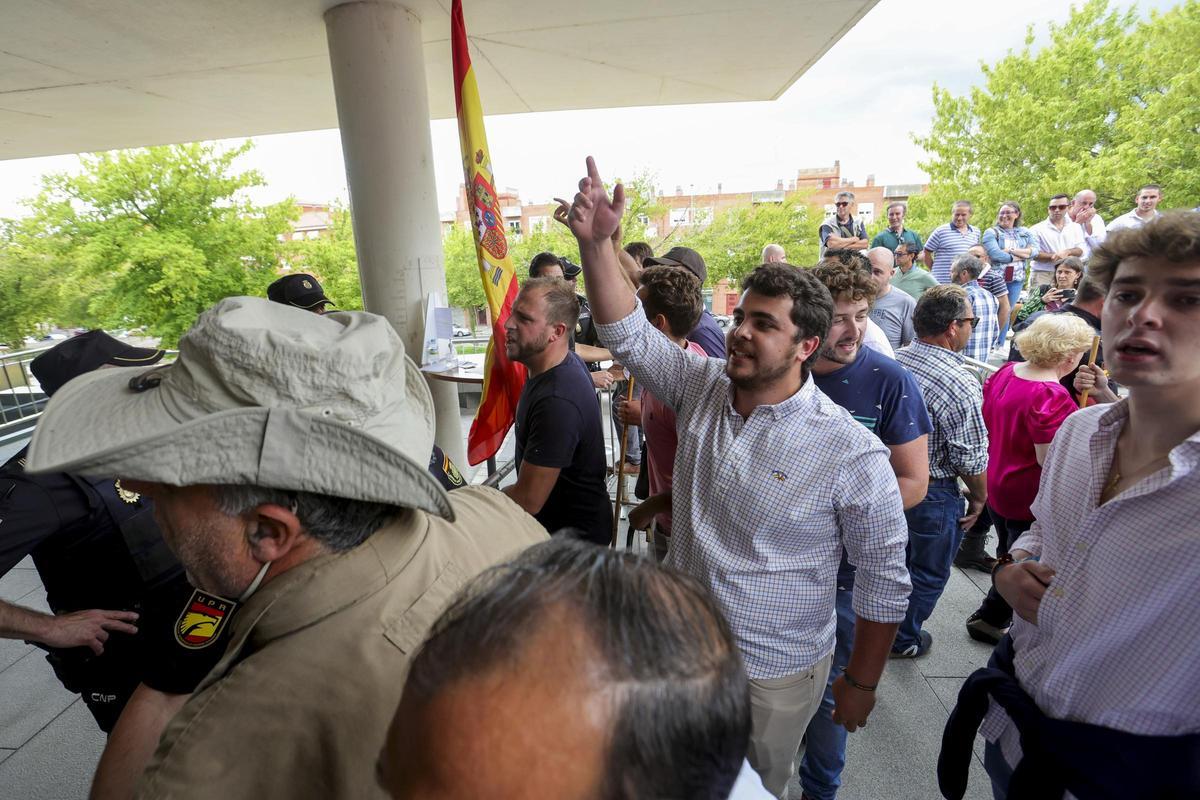 Un herido y un detenido en una protesta de ganaderos en Salamanca por la tuberculosis bovina.