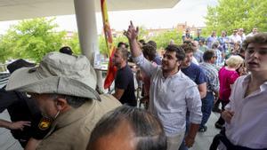 SALAMANCA, 05/06/2023.- Al menos un hombre ha resultado herido y otro ha sido detenido en una protesta de ganaderos salmantinos contra el saneamiento de la tuberculosis bovina que impide a las reses salir fuera de la comunidad de Castilla y León, que ha derivado en enfrentamientos. La protesta empezó a las 12.30 convocada por Unión por la Ganadería, una agrupación que une a veintidós asociaciones del campo salmantino que buscan conseguir el cese inmediato del jefe de Sanidad Animal de Salamanca, de la jefa de Sanidad Animal de Castilla y León y del director general de Sanidad del Ministerio. EFE/J.M.GARCÍA