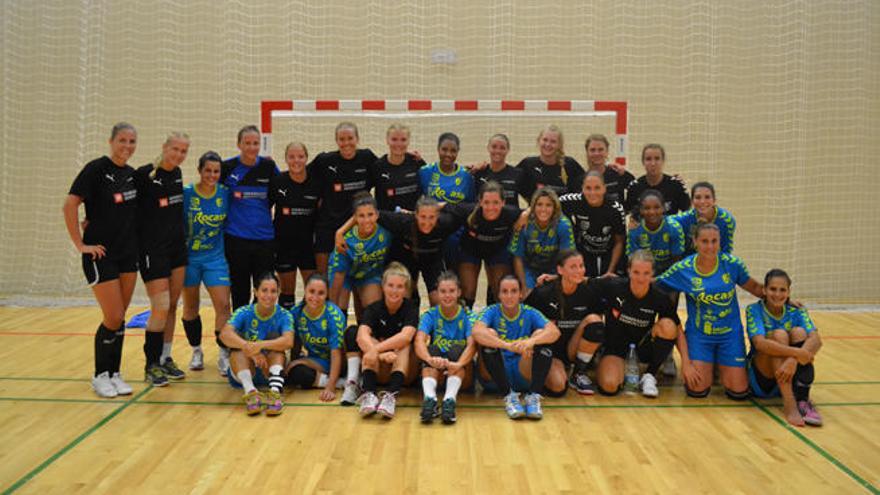 Jugadoras del Rocasa y el Randers en el pabellón de La Santa.