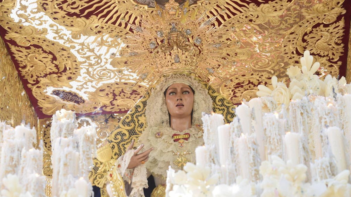 Nuestra Señora del Rosario Doloroso de la Hermandad del Polígono de San Pablo recorre sus calles de vuelta a su parroquia el Miércoles Santo de 2025