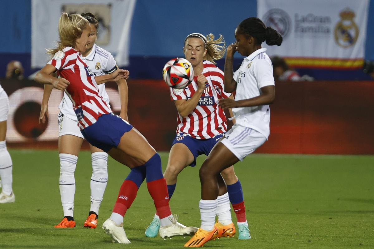 LEGANÉS (C.A. DE MADRID), 27/05/2023.- La centrocampista del Atlético de Madrid Maitane López (c) y la centrocampista del Real Madrid Linda Caicedo (d), durante el partido de la final de la Copa de la Reina disputado este sábado en el estadio de Butarque, en Leganés. EFE/JuanJo Martín