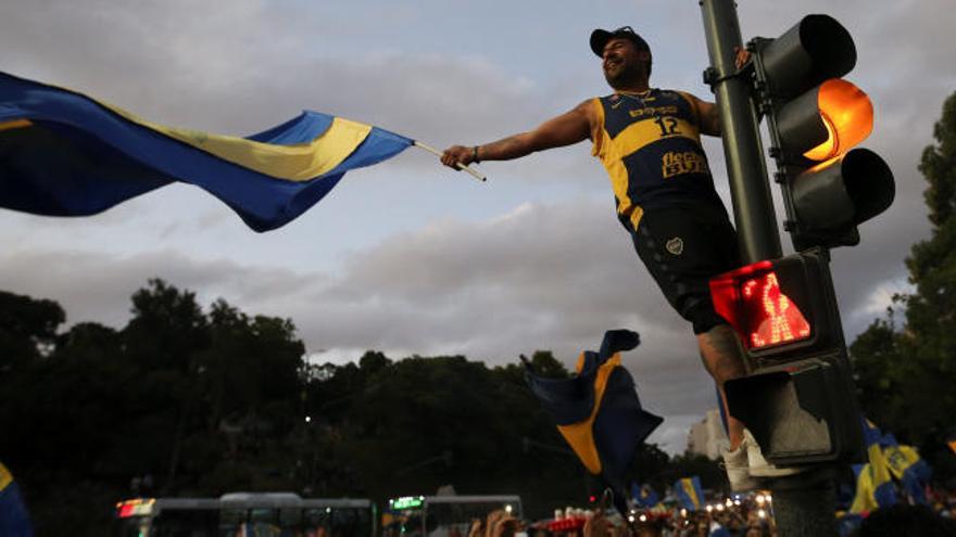 Un hincha de Boca encaramado en un semáforo.