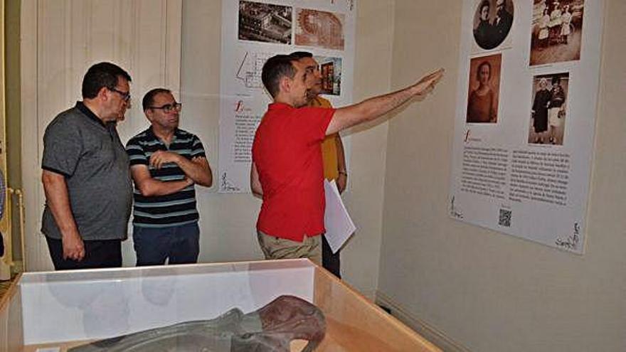 Autoridades y representantse de Ledo del Pozo en la presentación de la sala temática.