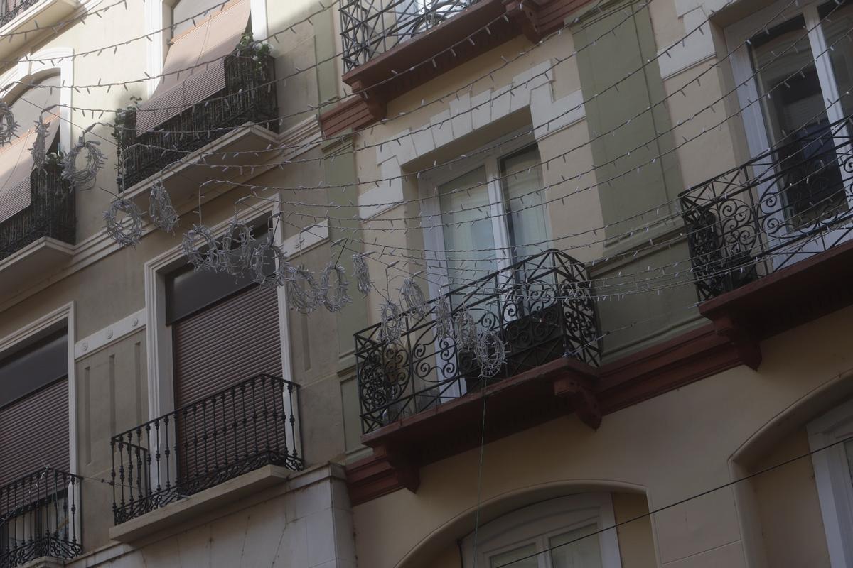 EN IMÁGENES | Las calles de Zaragoza se engalanan con las luces de Navidad
