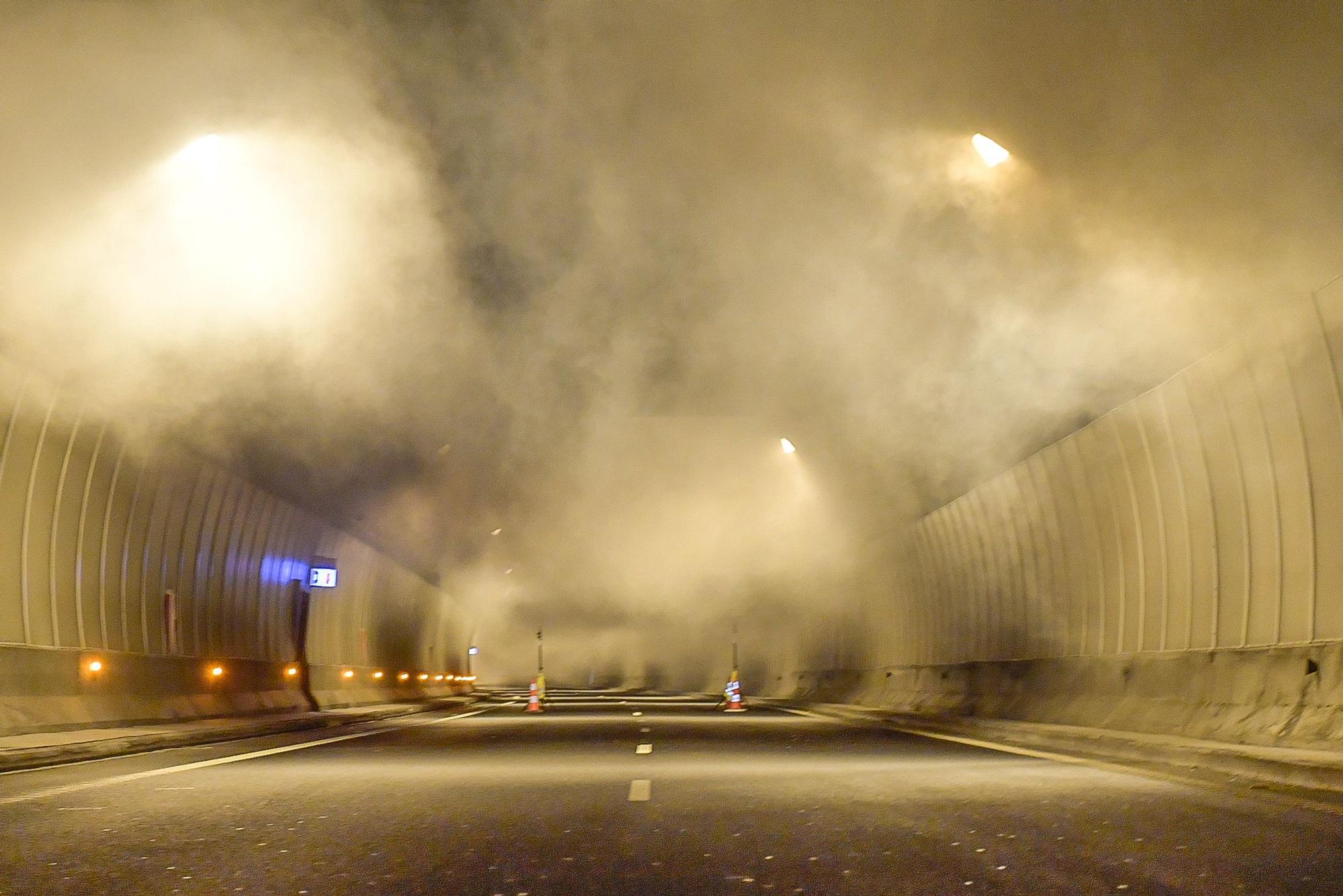 Simulacro de incendio de un vehículo en el interior del túnel de Mogán