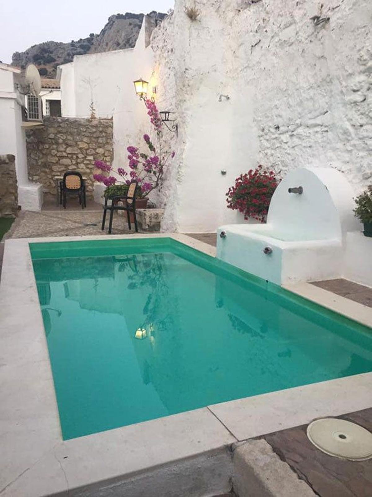 Piscina en hotel de Zuhayra, Códoba