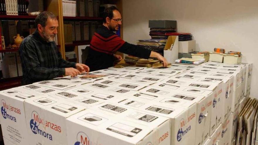 Carlos Piñel y Emilio Ruiz con algunos de los materiales y las cajas donde está el grueso del fondo.