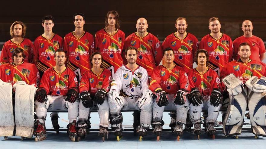 La plantilla del Espanya HC, que defiende el título liguero, posa en el Palma Arena antes del partido ante el Jujol.