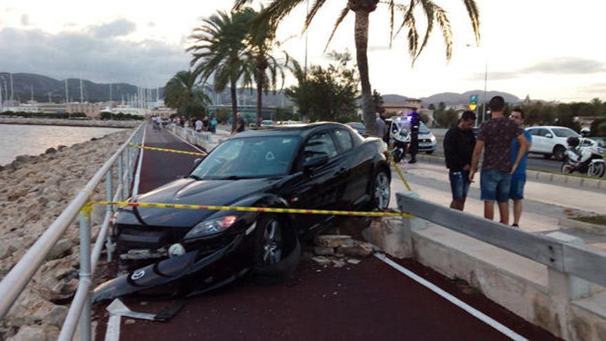 El coche que invadió el carril bici.