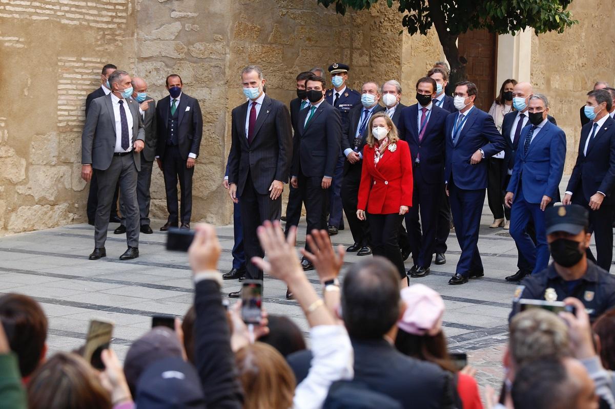 El rey Felipe VI, que ha venido solo, sin la Reina, ha concentrado la atención de los cordobeses.