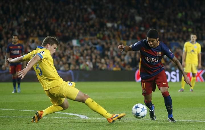 Barcelona's Neymar fights for the ball against Bate Borisov Haiduchyk during their Champions League soccer match at Camp Nou stadium in Barcelona