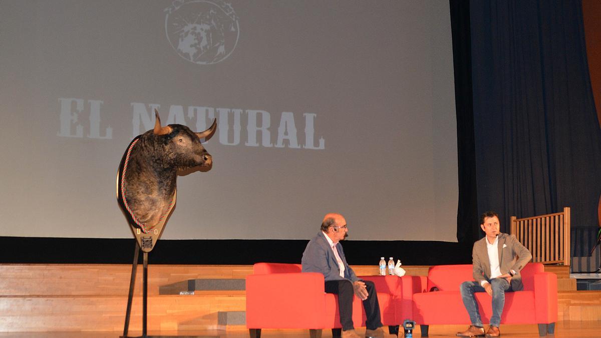 &#039;El Natural&#039; no descuidó detalle para que el coloquio con Adolfo Martín fuera un éxito. / JOSÉ PORCAR