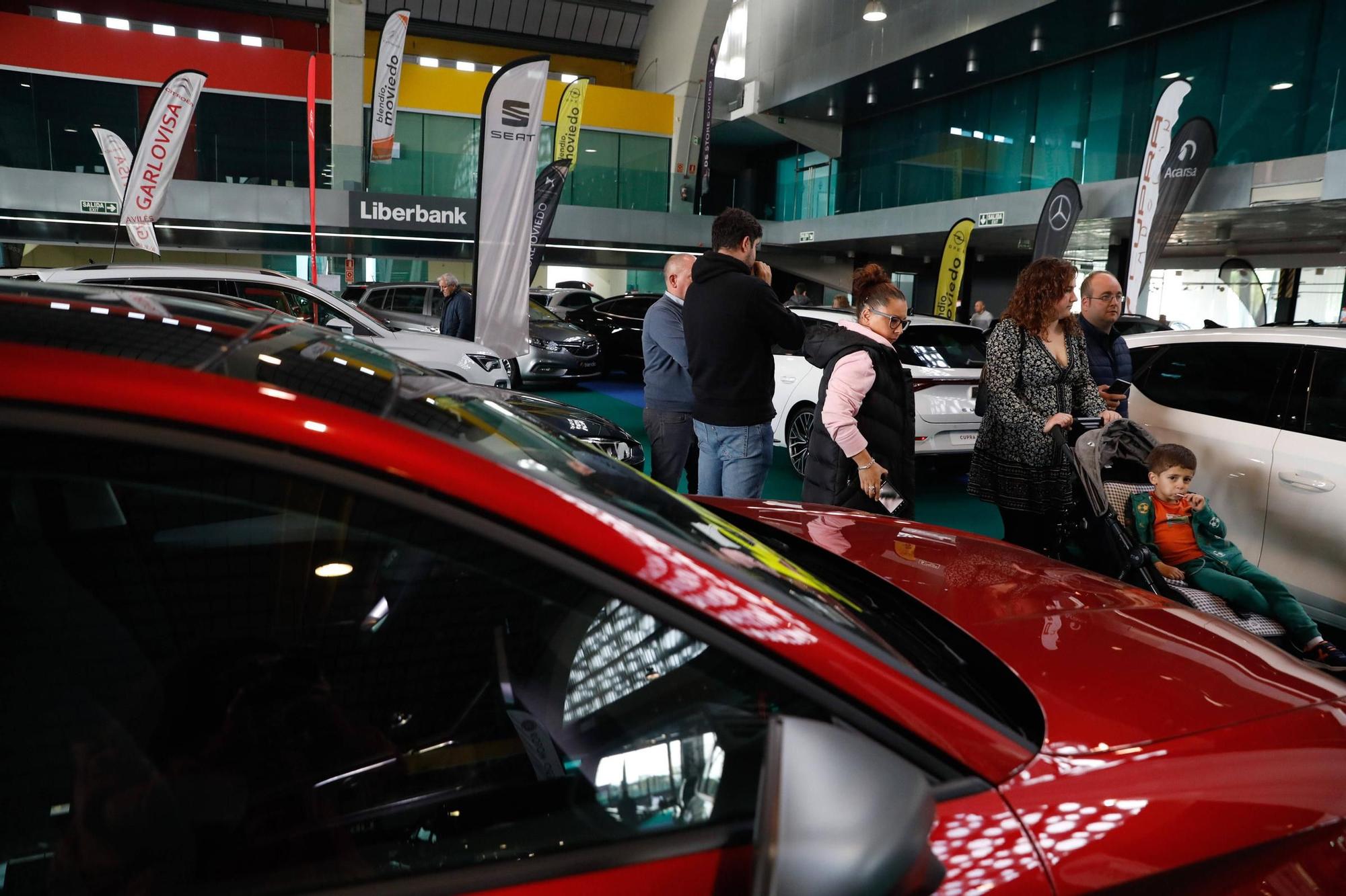 Colas y ventas exprés en el salón del automóvil de Avilés