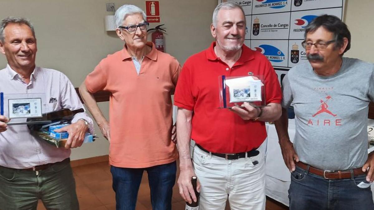 Premio a la primera pareja de O Morrazo, Carlos Coya y Fernando Guimeráns (primero y tercero por la izda.). |   // FDV