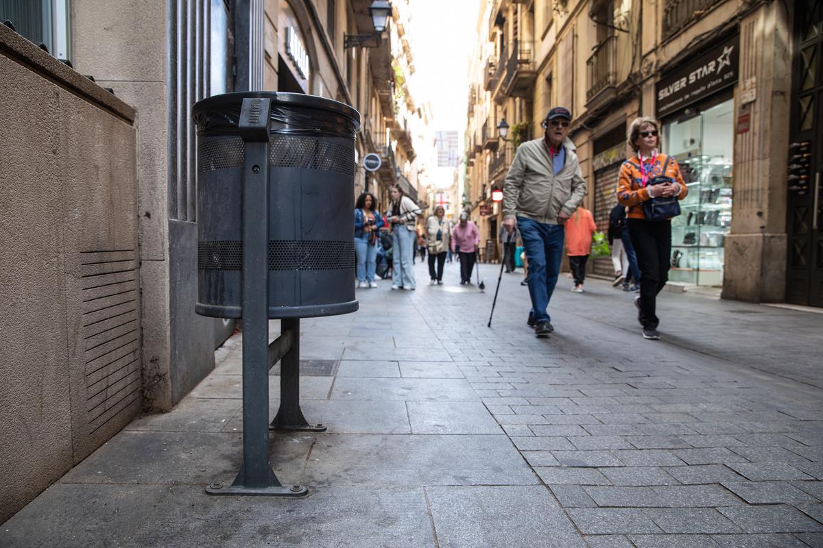 Papelera en el casco antiguo de Barcelona, donde el Ayuntamiento ha reducido el inventario a cambio de mayor frecuencia de vaciado