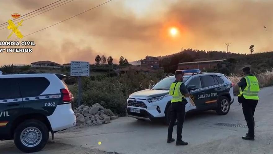 La Guardia Civil regula los accesos y el tráfico en la zona del incendio de Las Hurdes y Gata