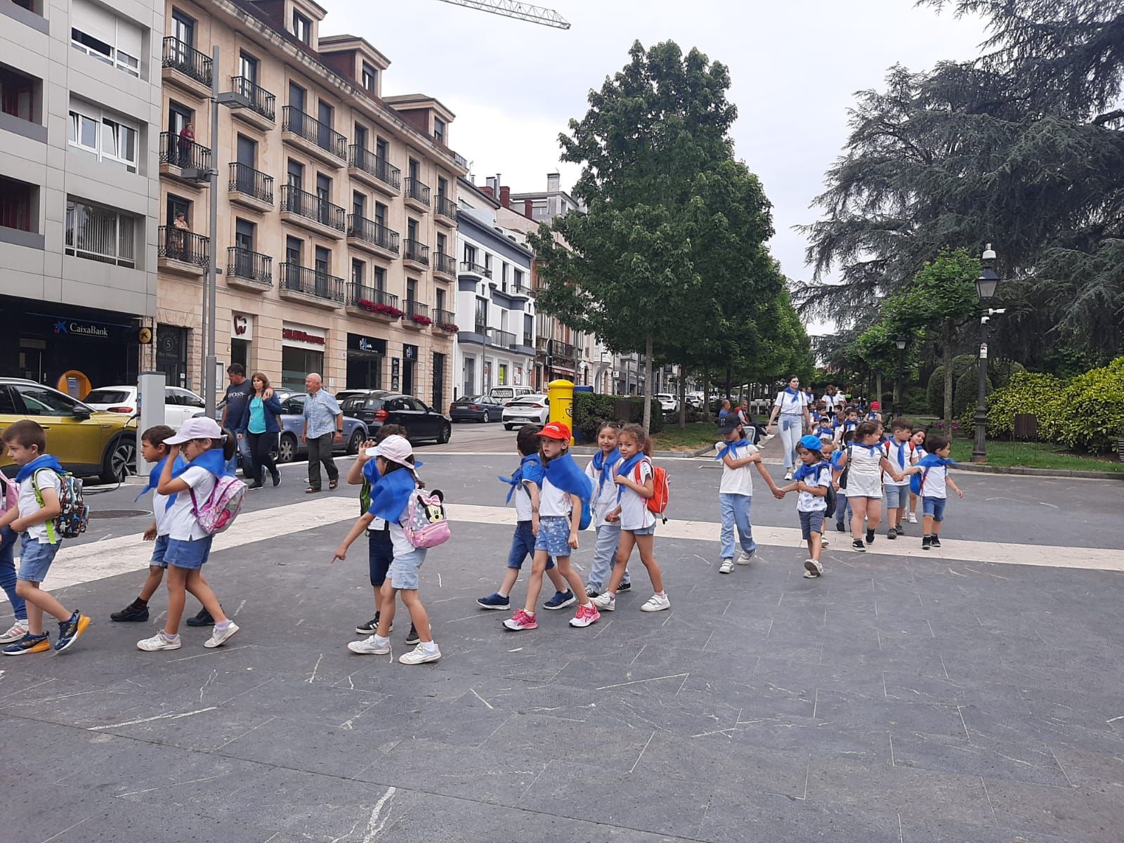 Los niños de la Pola ensayan para el Carmín: así ha sido la romería de la Escuela Peña Careses