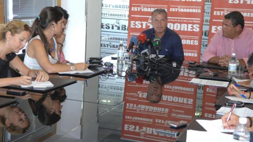 Miguel Rodríguez y José Juan Ramos, ayer en la sede de los estibadores. | j. c. c