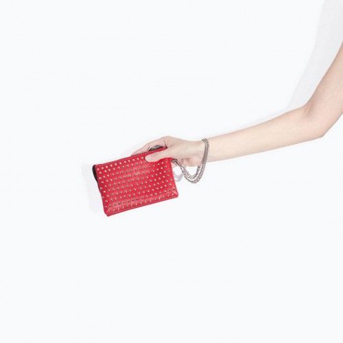 Bolso mini rojo con detalles de tachuelas. En Zara por 15,95 €.