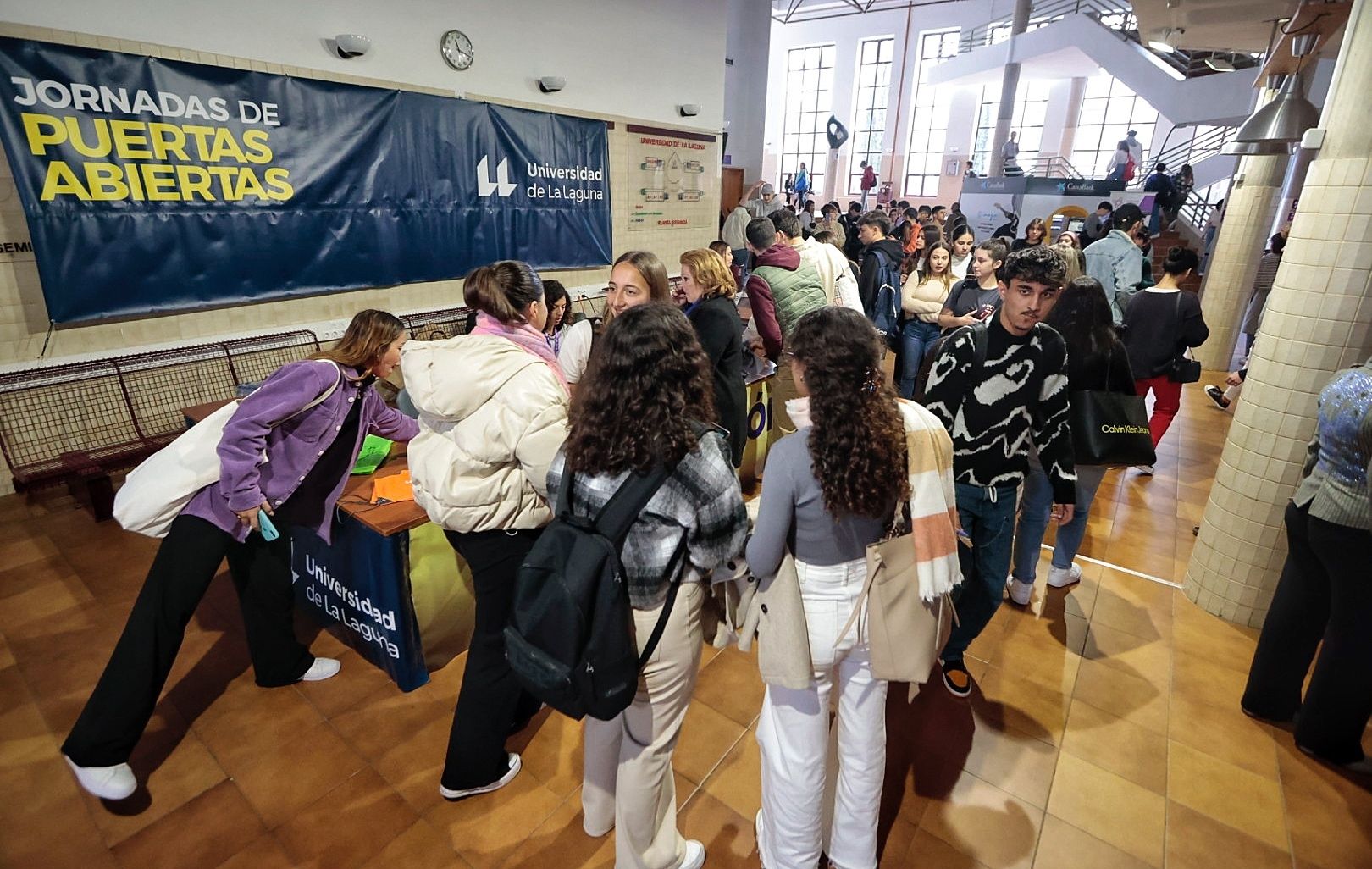 Decenas de alumnos en el Aulario General del Campus Guajara