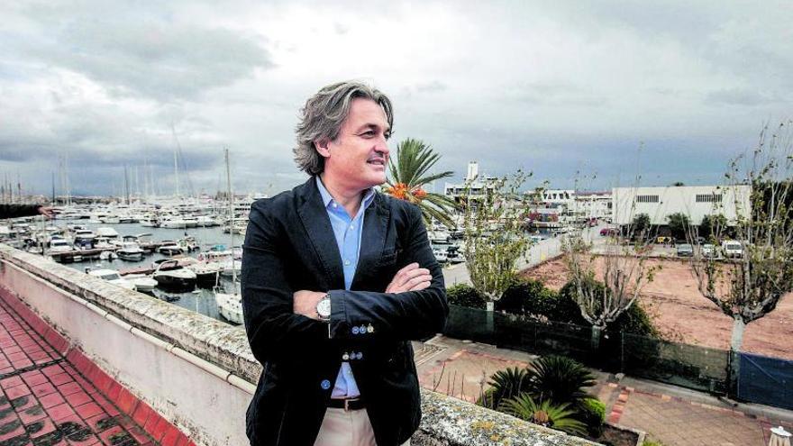 José Luis Arrom,en la terrazade las oficinasdel Club de Mar. 