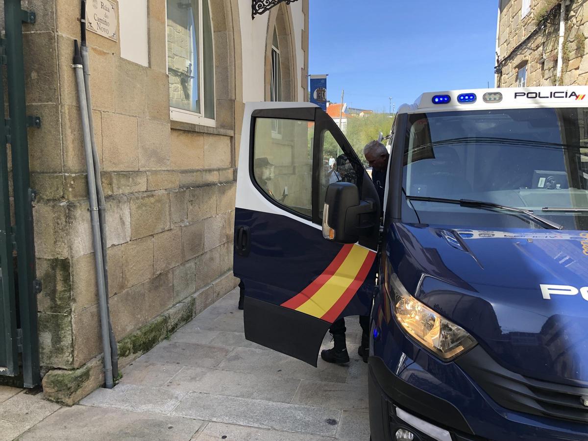 Traslado de uno de los detenidos en la Operación Saona al Juzgado de Muros.