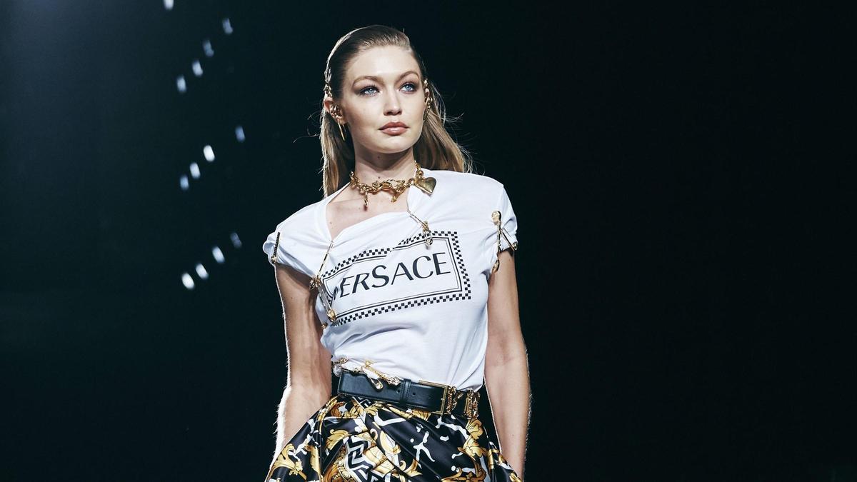 Gigi Hadid en el desfile de Versace con collar de eslabones