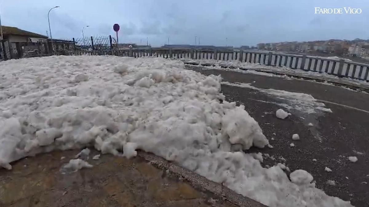 Este espectacular manto de espuma cubre el paseo marítimo de A Guarda